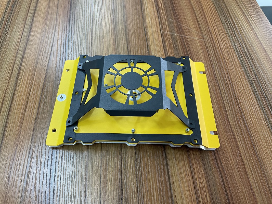 Nhà sản xuất chuyên nghiệp Chất lượng hàng đầu quảng cáo OEM tùy chỉnh Bảng kim loại đập kim loại phụ kiện uốn cong